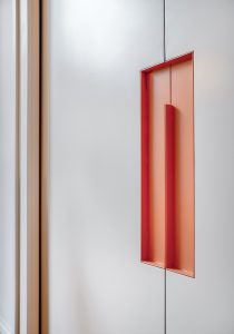 Highbury Apartment: slinding door handle detail