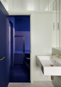 Highbury Fields Apartment: bathroom